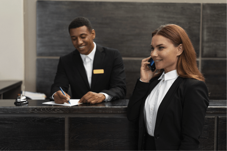 Recepcionista realizando anotações