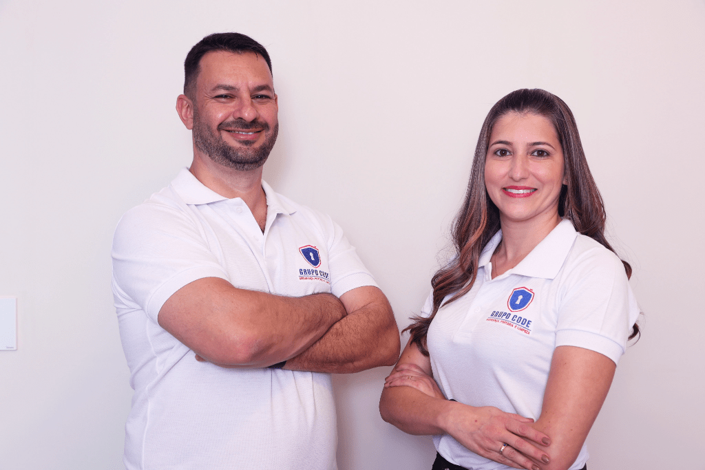 Profissionais utilizando uniforme Grupo Code